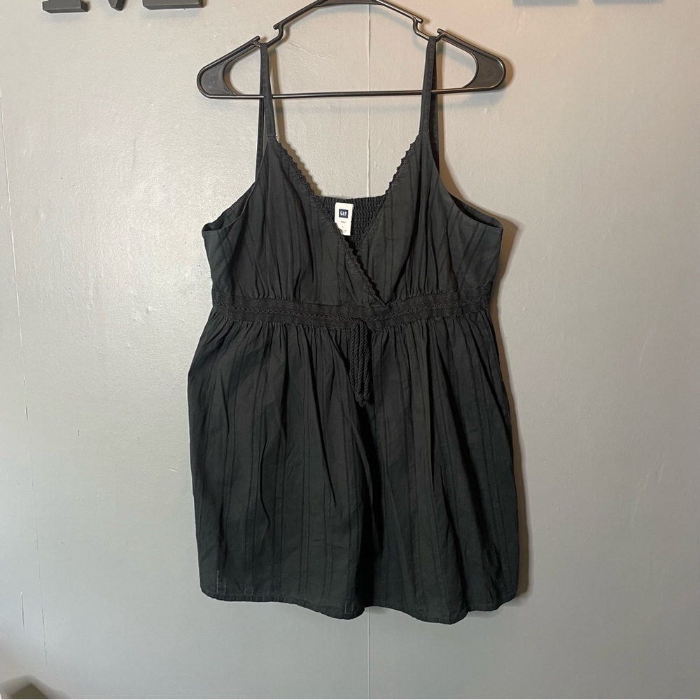 Gap black embroidered spaghetti strap wrapped tank top women’s size large